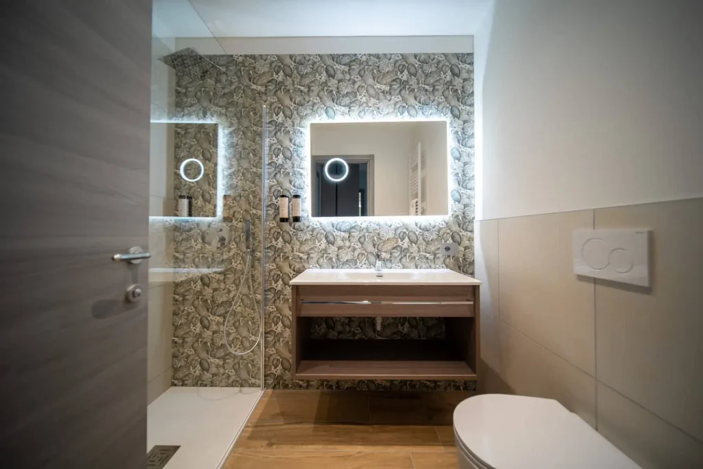 Bagno moderno con specchio LED