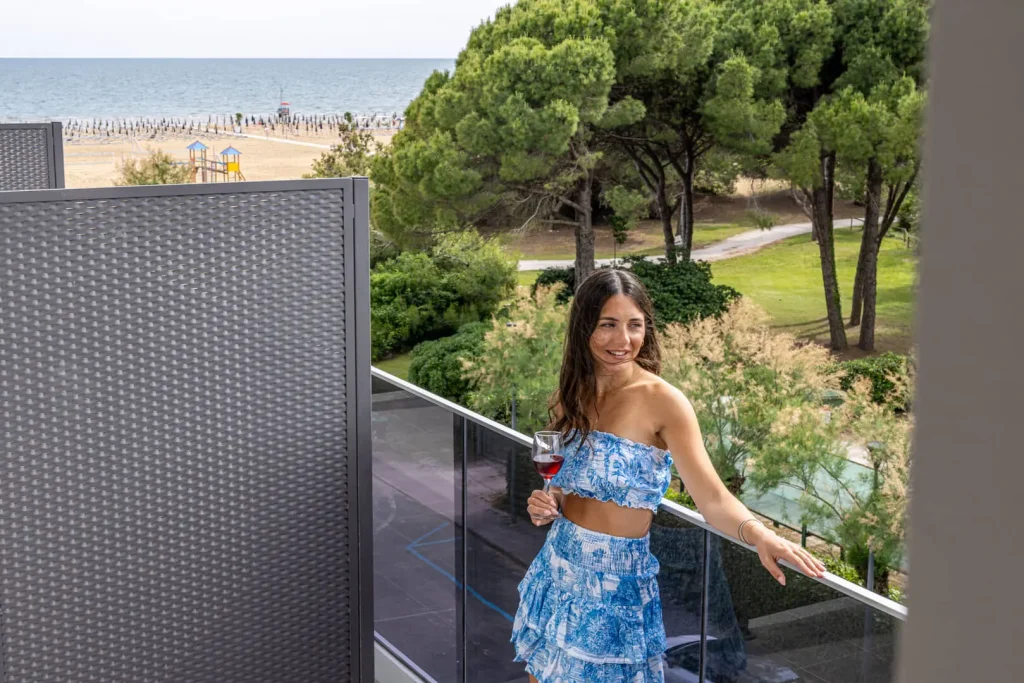 Donna con bicchiere di vino sulla terrazza