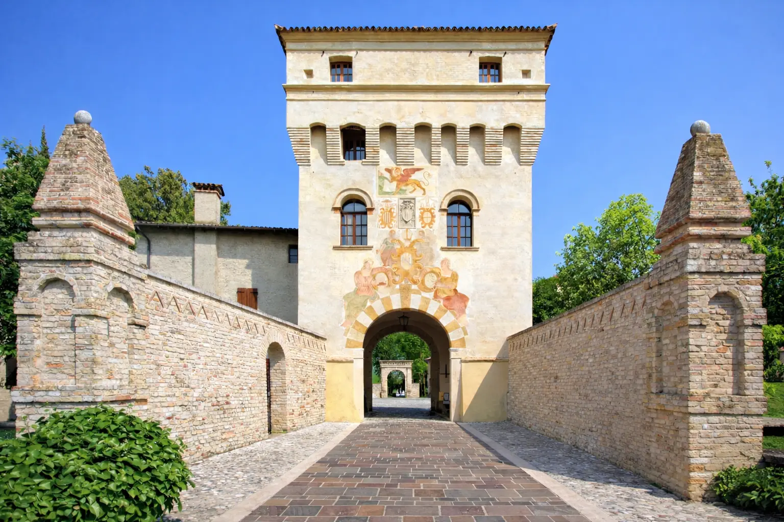Torre antica con ingresso ad arco e decorazioni.