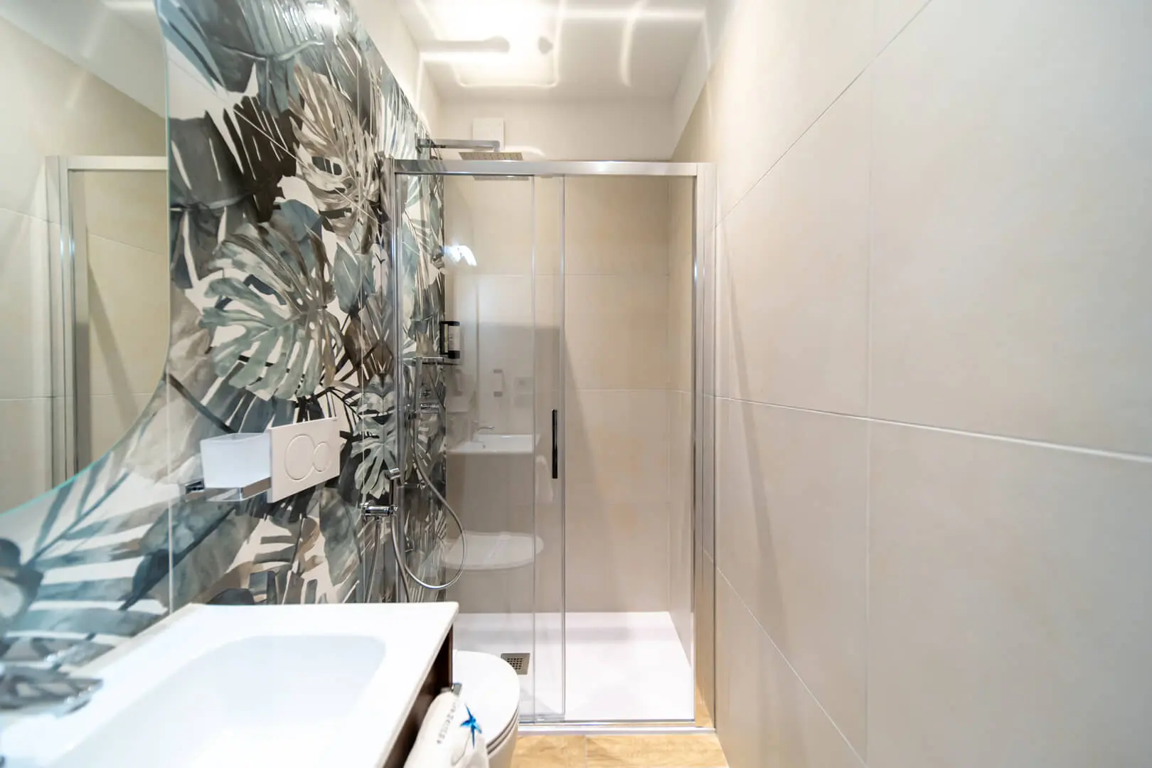 Bagno-moderno-con-doccia-a-vetri