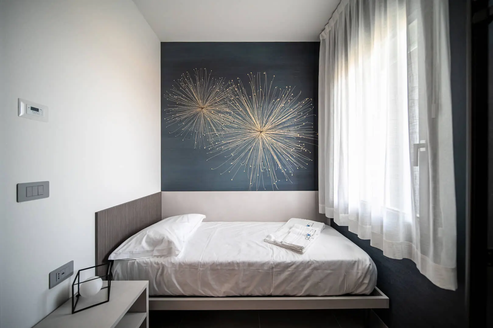 Camera-da-letto-elegante-e-luminosa