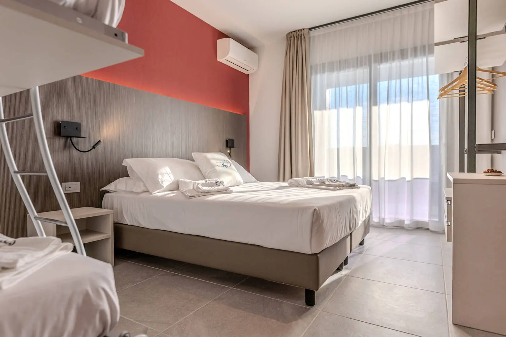 Camera-moderna-e-luminosa-al-Residence-Diana
