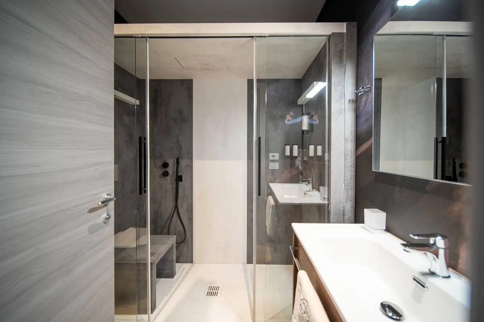 Elegante-bagno-moderno-al-Residence-Diana
