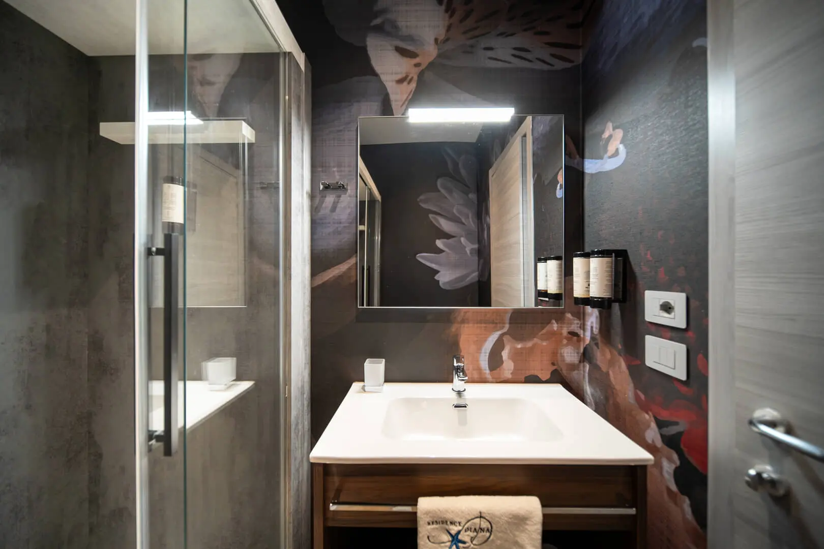Elegante-bagno-moderno-del-Residence-Diana