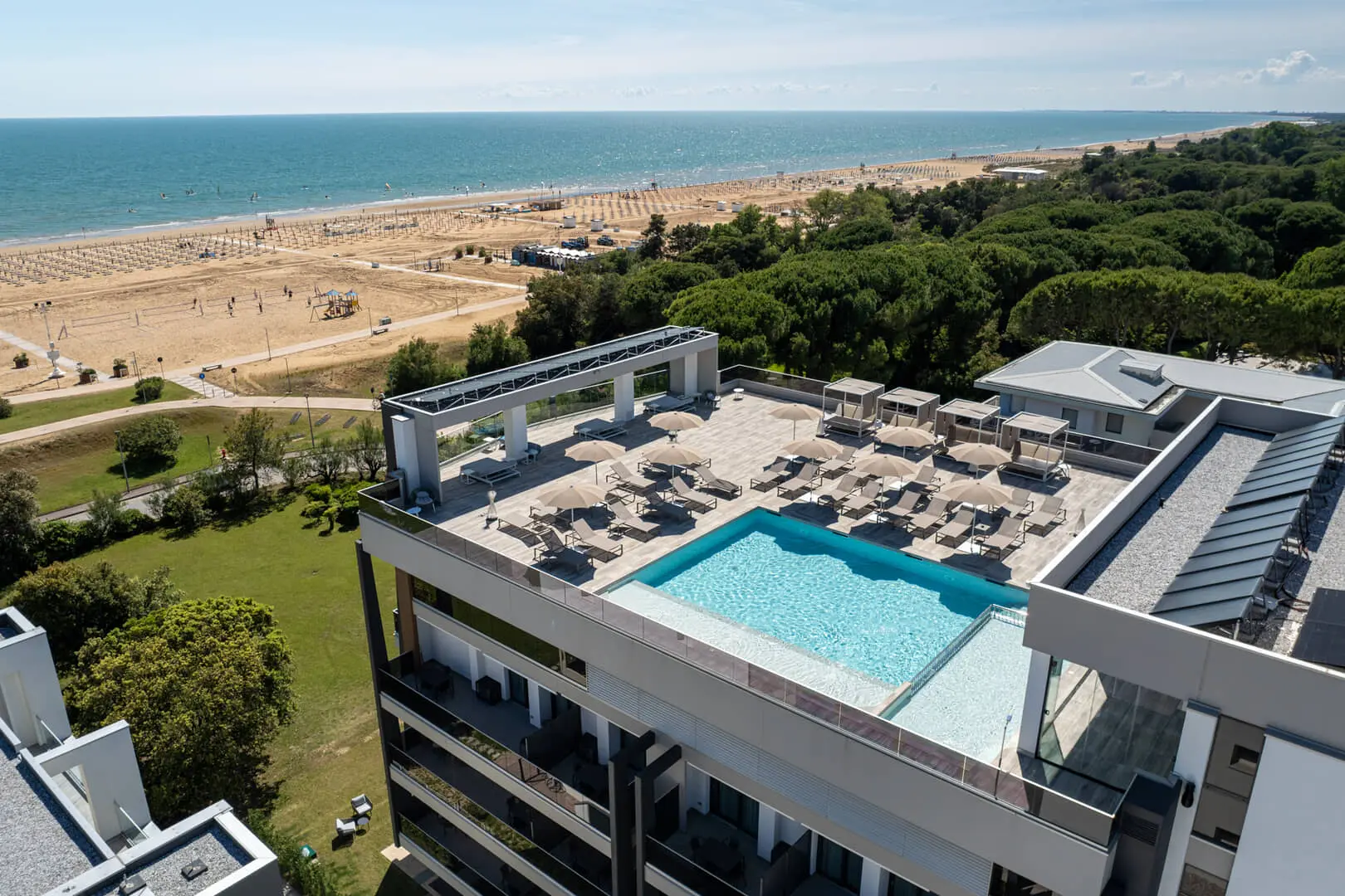 Vista dall'alto di un hotel con piscina sul tetto.
