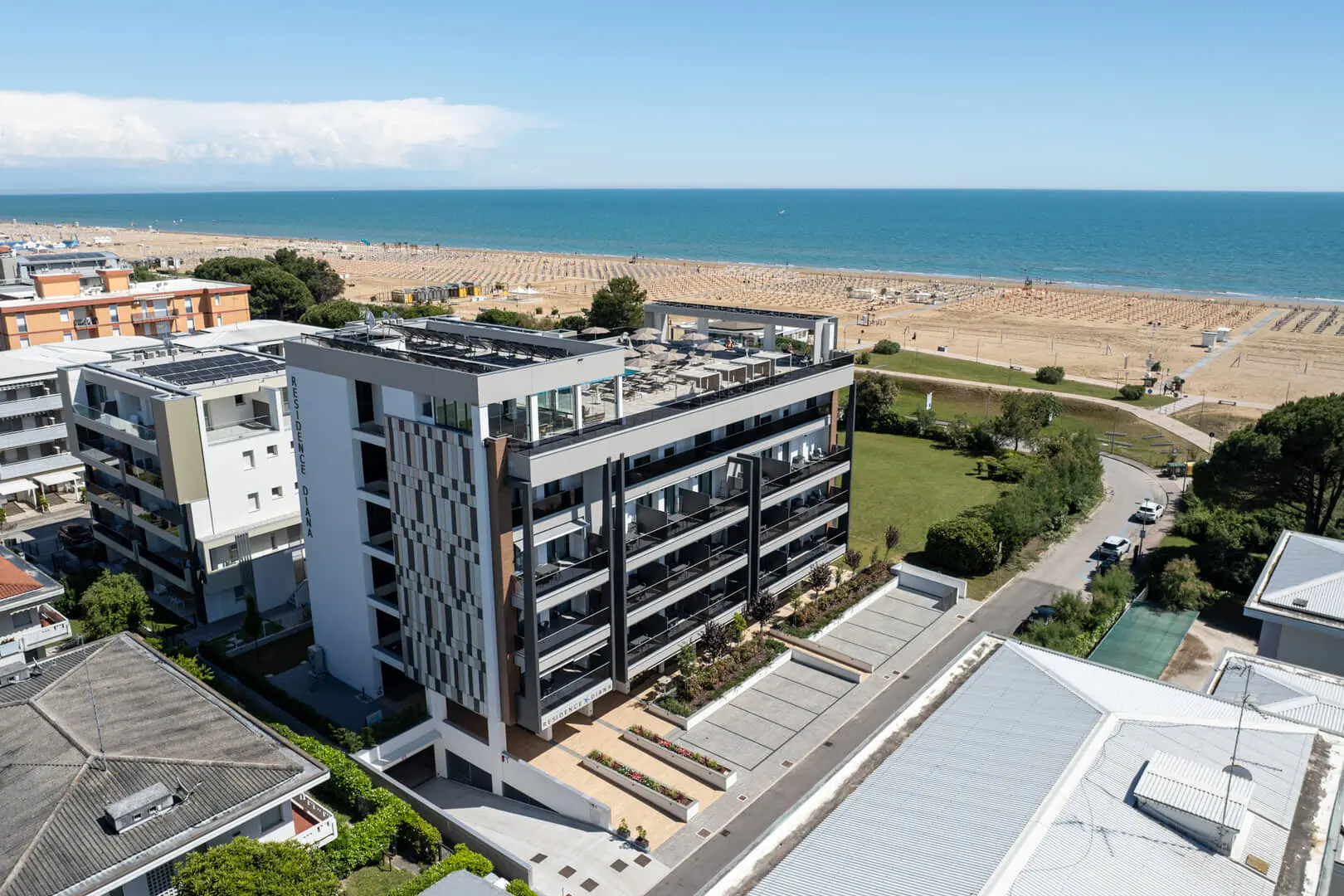 Edificio moderno vicino alla spiaggia e al mare.